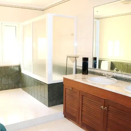 House With 4 Bedrooms In With Wonderful City View Furnished Terrace And Wifi 3 Km From The Beach *